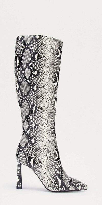 Biele vysoké čižmy na ihličkovom podpätku s úzkou špičkou Biela