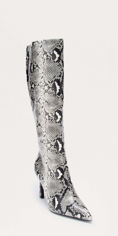 Biele vysoké čižmy na ihličkovom podpätku s úzkou špičkou Biela