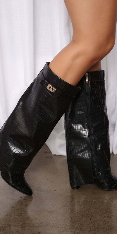 Čierne čižmy po kolená zo syntetiky so zlatým detailom a blokovým podpätkom Čierna