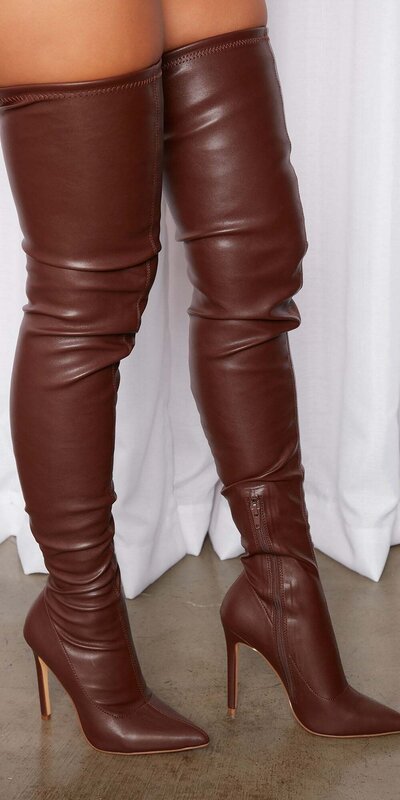 Čokoládové čižmy nad kolená s úzkou špičkou a vysokým podpätkom Hnedá