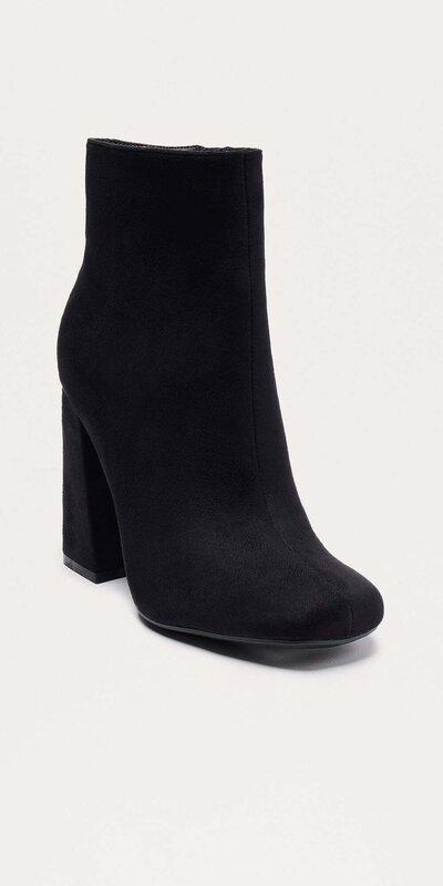 Dámske členkové čižmy na blokovom podpätku v čiernej farbe Čierna