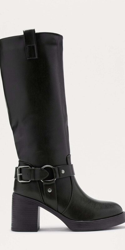 Čierne vysoké čižmy na podpätku s kovovým detailom