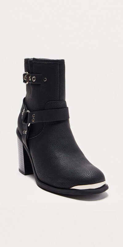 Čierne kožené členkové čižmy s prackami a vysokým blokovým podpätkom