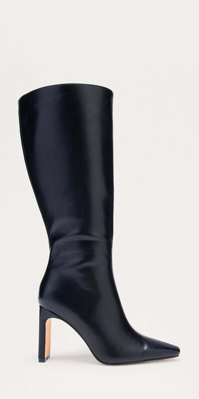 Čierne vysoké kožené čižmy so špicatou špičkou a stredným podpätkom