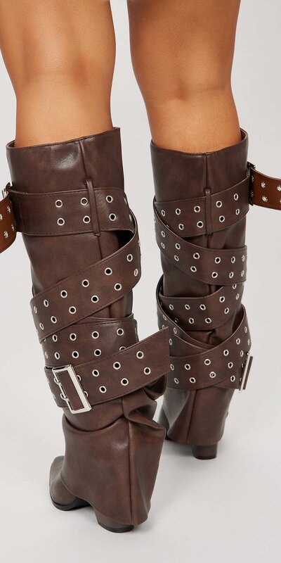 Hnedé vysoké čižmy s prackami a blokovým podpätkom