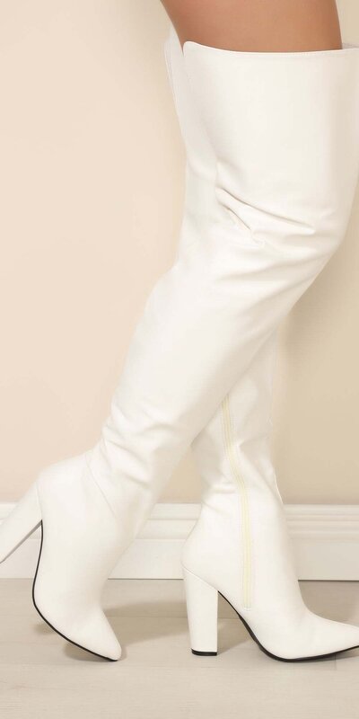 Biele nadkolienkové čižmy so špicatou špičkou a blokovým podpätkom