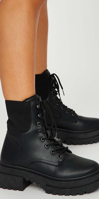 Čierne šnurovacie workery so stredným blokovým podpätkom