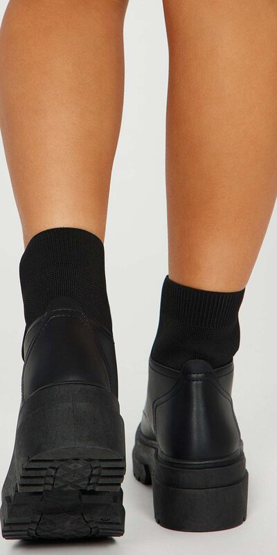 Čierne šnurovacie workery so stredným blokovým podpätkom