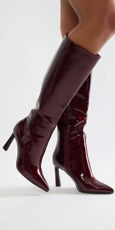 Bordové lakované vysoké čižmy so špicatou špičkou a podpätkom