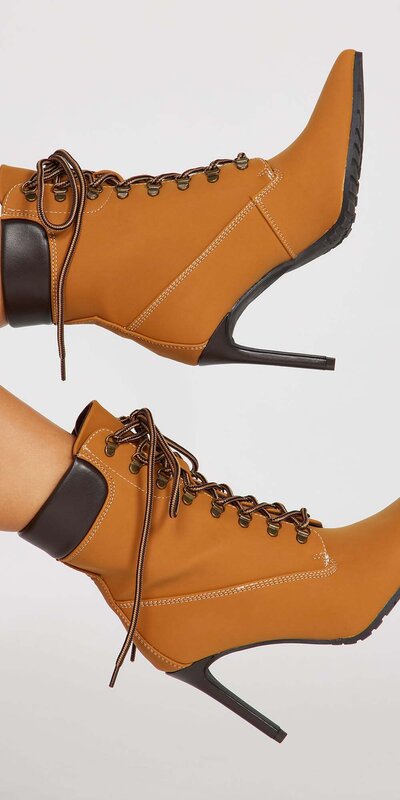 Béžové kožené členkové čižmy so šnurovaním a špicatou špičkou Hnedá