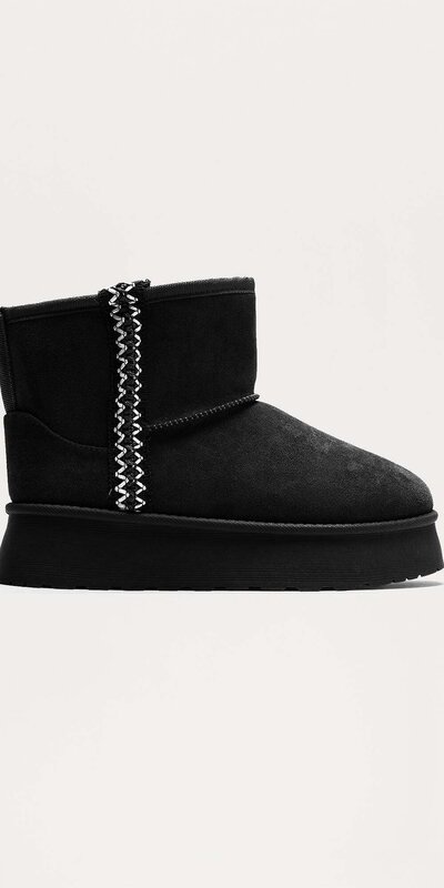 Čierne nízke snehule s okrúhlou špičkou a platformou