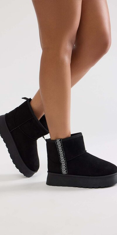 Čierne nízke snehule s okrúhlou špičkou a platformou