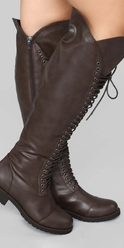 Hnedé kožené čižmy so šnurovaním a širokou sárou Hnedá