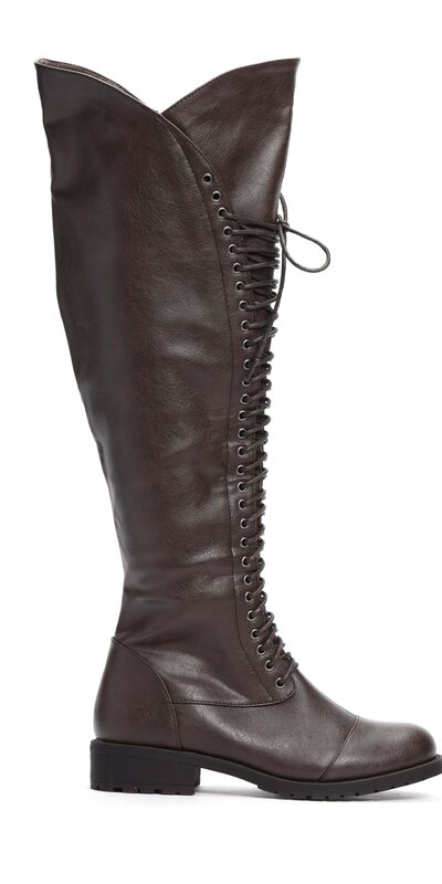 Hnedé kožené čižmy so šnurovaním a širokou sárou Hnedá