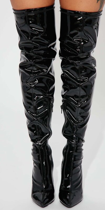 Nadkolenné čižmy v čiernej farbe s lakovaným povrchom
