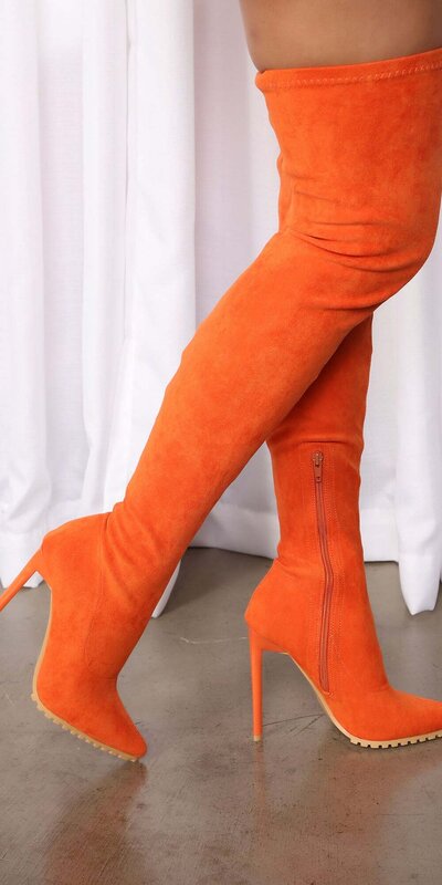 Nadkolenné čižmy s výrazným oranžovým odtieňom a špicatou špičkou