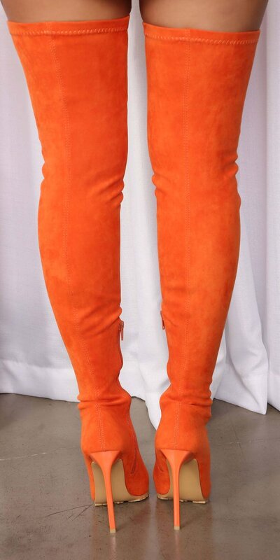 Nadkolenné čižmy s výrazným oranžovým odtieňom a špicatou špičkou