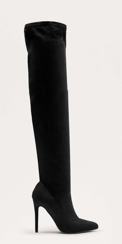 Semišové čierne čižmy nad kolená so špicatou špičkou a vysokým podpätkom