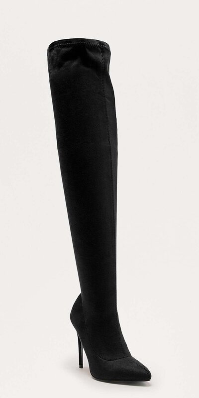 Semišové čierne čižmy nad kolená so špicatou špičkou a vysokým podpätkom