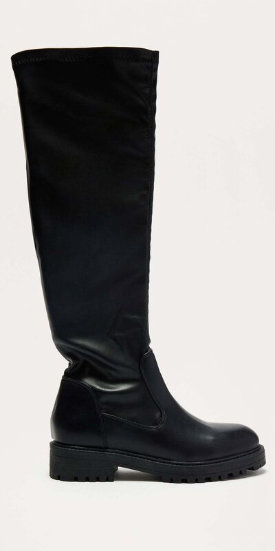 Čierne kožené čižmy po kolená s okrúhlou špičkou a nízkym podpätkom