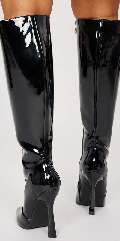 Lakované čierne čižmy po kolená so špicatou špičkou a vysokým podpätkom