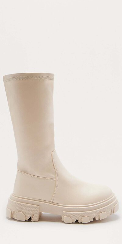 Béžové kožené čižmy s plochou podrážkou a bočným zipsom