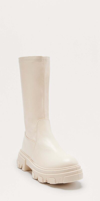 Béžové kožené čižmy s plochou podrážkou a bočným zipsom