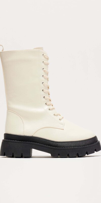 Krémové kožené šnurovacie členkové čižmy s kontrastnou podrážkou