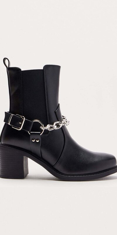 Čierne kožené členkové čižmy s retiazkovým detailom a blokovým podpätkom