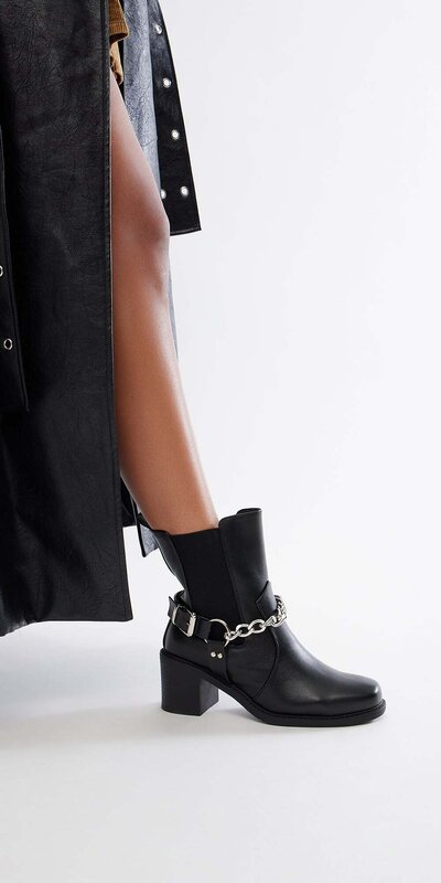 Čierne kožené členkové čižmy s retiazkovým detailom a blokovým podpätkom