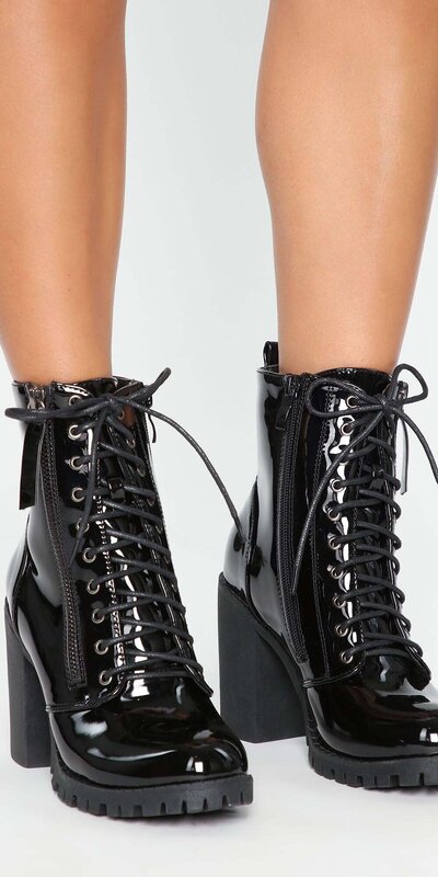 Čierne lakované šnurovacie členkové čižmy s masívnym podpätkom