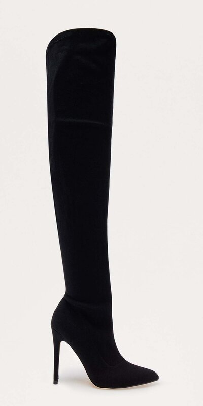 Čierne semišové nadkolenné čižmy so špicatou špičkou a vysokým podpätkom