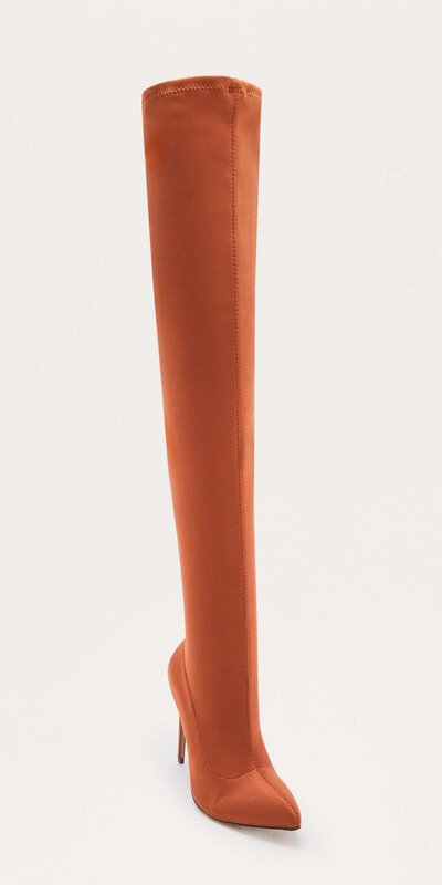 Vysoké zamatové čižmy v semišovom vzhľade na podpätku v hnedej farbe