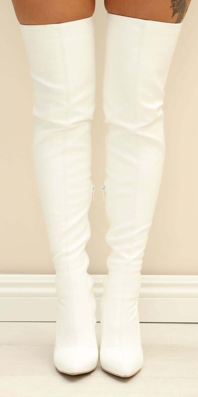 Vysoké kožené čižmy v bielej farbe so špicatou špičkou na podpätku