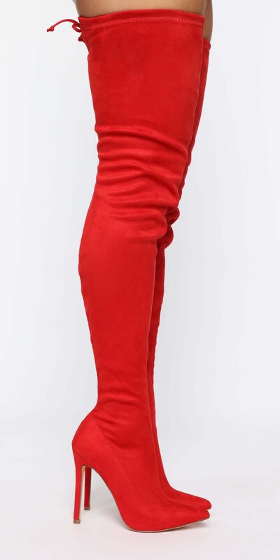 Červené semišové nadkolenné čižmy so špicatou špičkou na podpätku