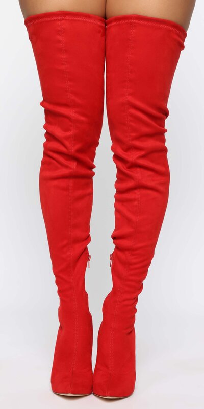 Červené semišové nadkolenné čižmy so špicatou špičkou na podpätku