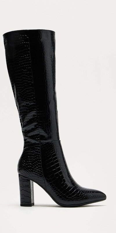 Čierne vysoké čižmy s krokodílím vzorom a blokovým podpätkom
