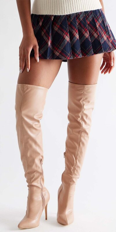 Béžové kožené nadkolenné čižmy so špicatou špičkou na podpätku