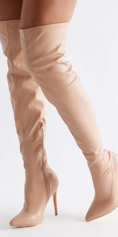 Béžové kožené nadkolenné čižmy so špicatou špičkou na podpätku