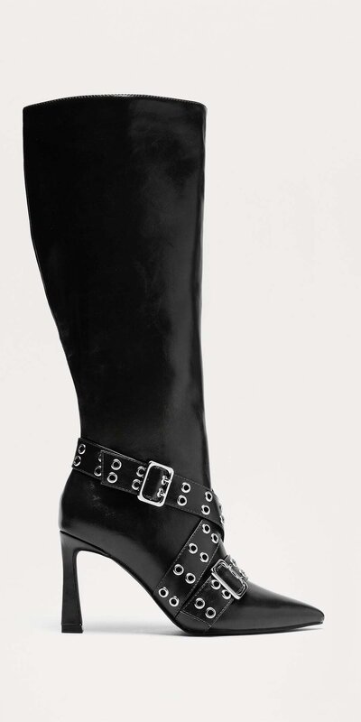 Čierne kožené vysoké čižmy s kovovými prackami a špicatou špičkou