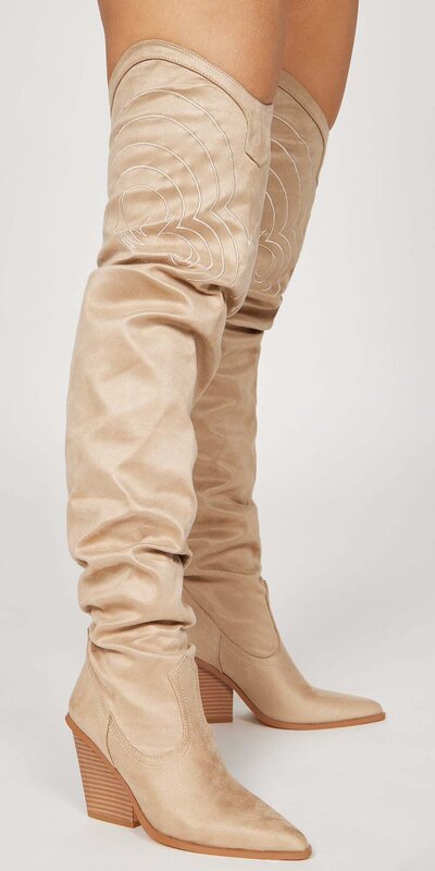 Béžové nadkolienkové kovbojské čižmy so špicatou špičkou a blokovým podpätkom