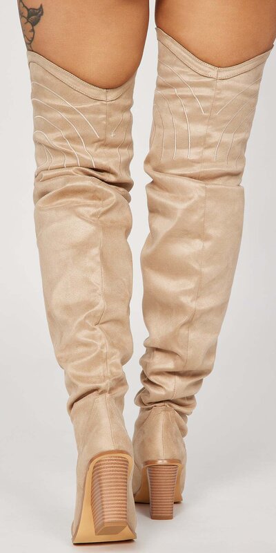 Béžové nadkolienkové kovbojské čižmy so špicatou špičkou a blokovým podpätkom