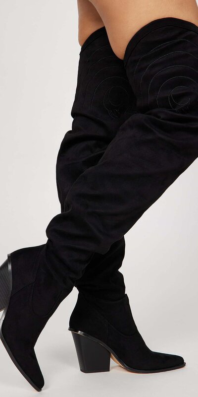 Čierne semišové kovbojské nadkolenné čižmy so špicatou špičkou