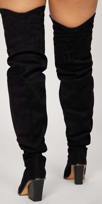 Čierne semišové kovbojské nadkolenné čižmy so špicatou špičkou