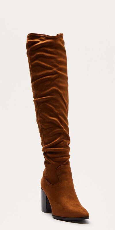 Hnedé semišové nadkolenné čižmy s riasením a blokovým podpätkom