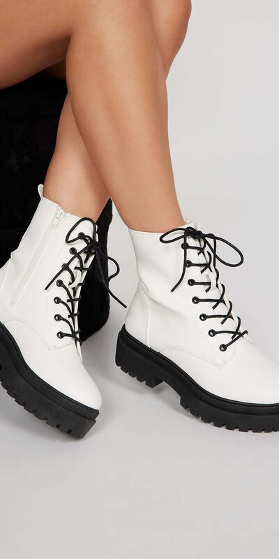 Biele kožené šnurovacie workery s okrúhlou špičkou