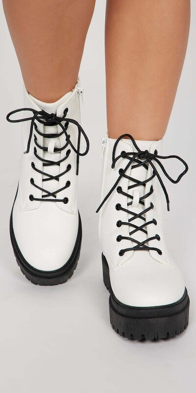 Biele kožené šnurovacie workery s okrúhlou špičkou