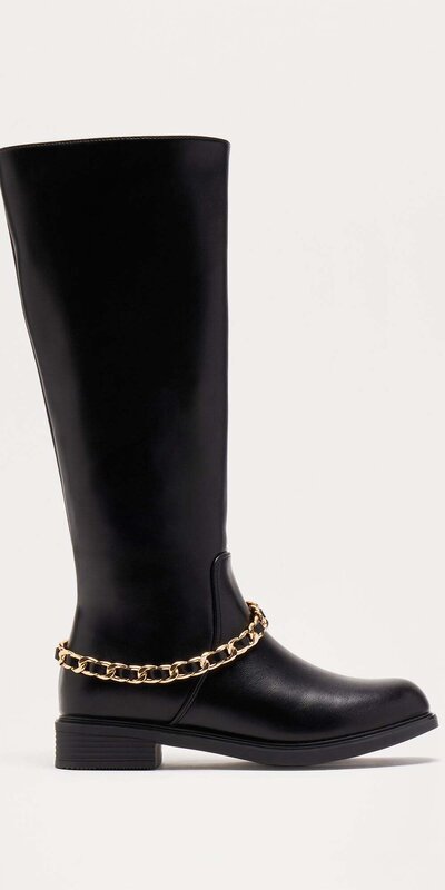 Čierne kožené vysoké čižmy s retiazkou a nízkym podpätkom