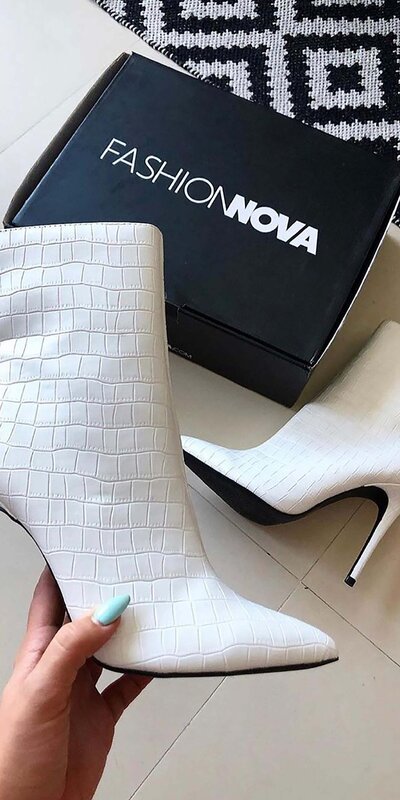 Dámske členkové topánky s krokodíľou textúrou – biele Biela