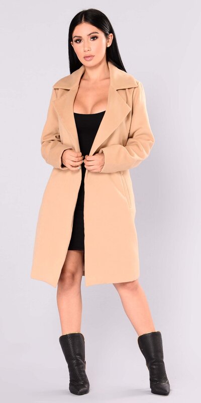 Béžový elegantný dlhý kabát s otvoreným dizajnom a vreckami